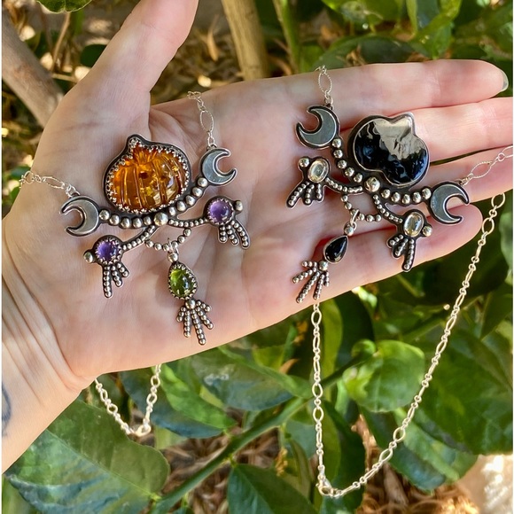 Halloween Queen necklace - Picture 2 of 3